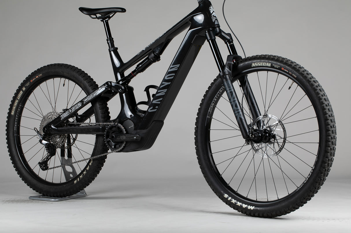 Canyon Spectral:On Cf 7.0 - käytetty sähköpyörä 183-192 cm ajajalle