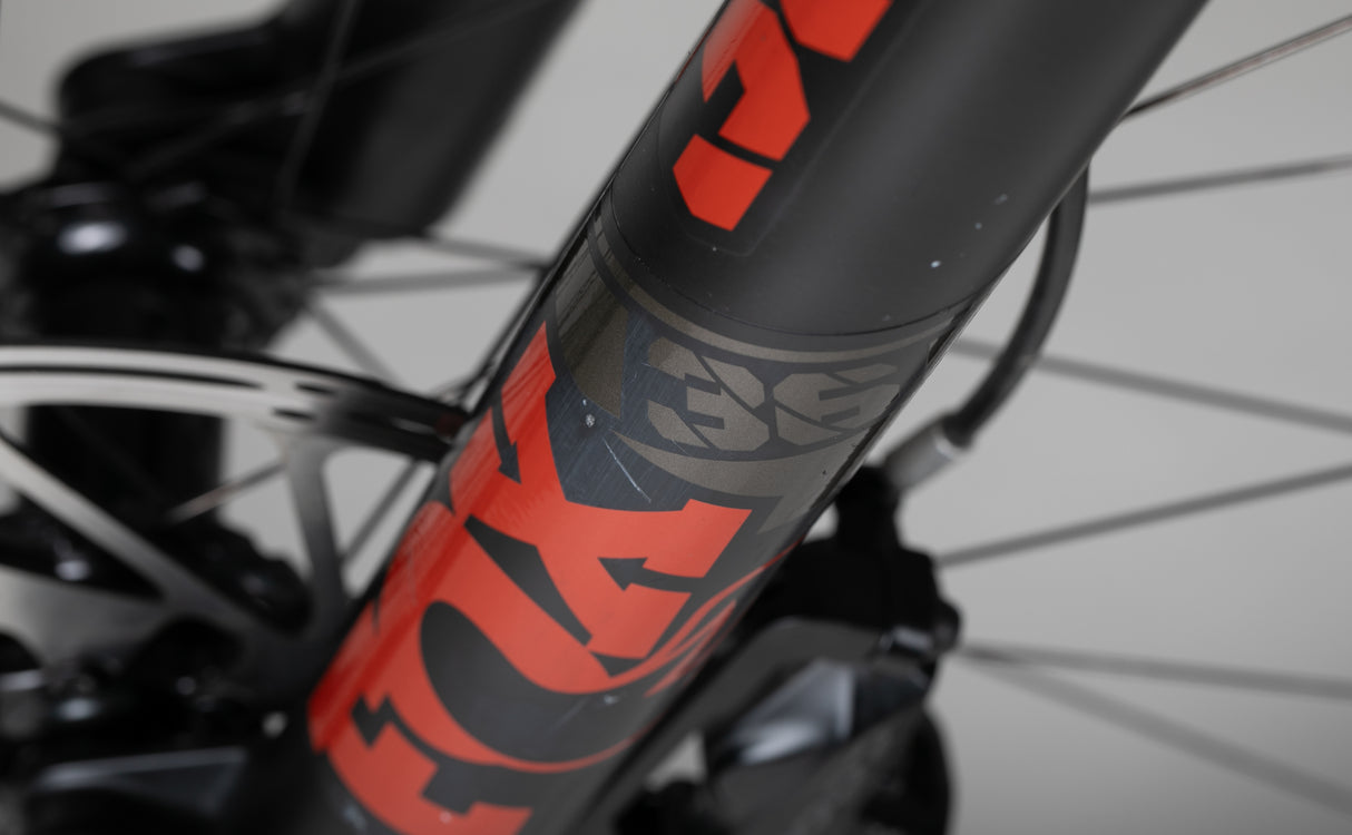 Specialized Turbo Levo Expert Carbon - käytetty sähköpyörä 178–189 cm ajajalle