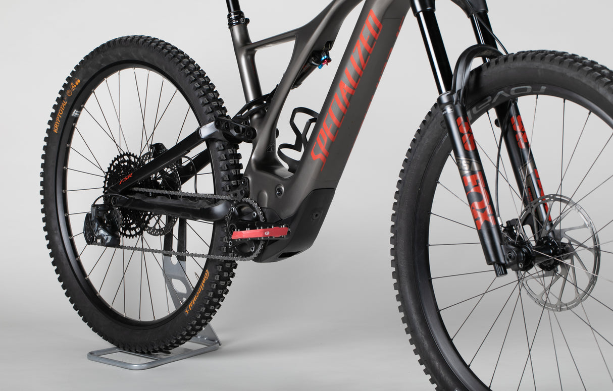 Specialized Turbo Levo Expert Carbon - käytetty sähköpyörä 178–189 cm ajajalle