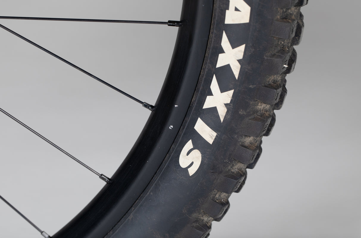 Trek Fuel Exe 9.5 - käytetty sähköpyörä 177-188 cm ajajalle