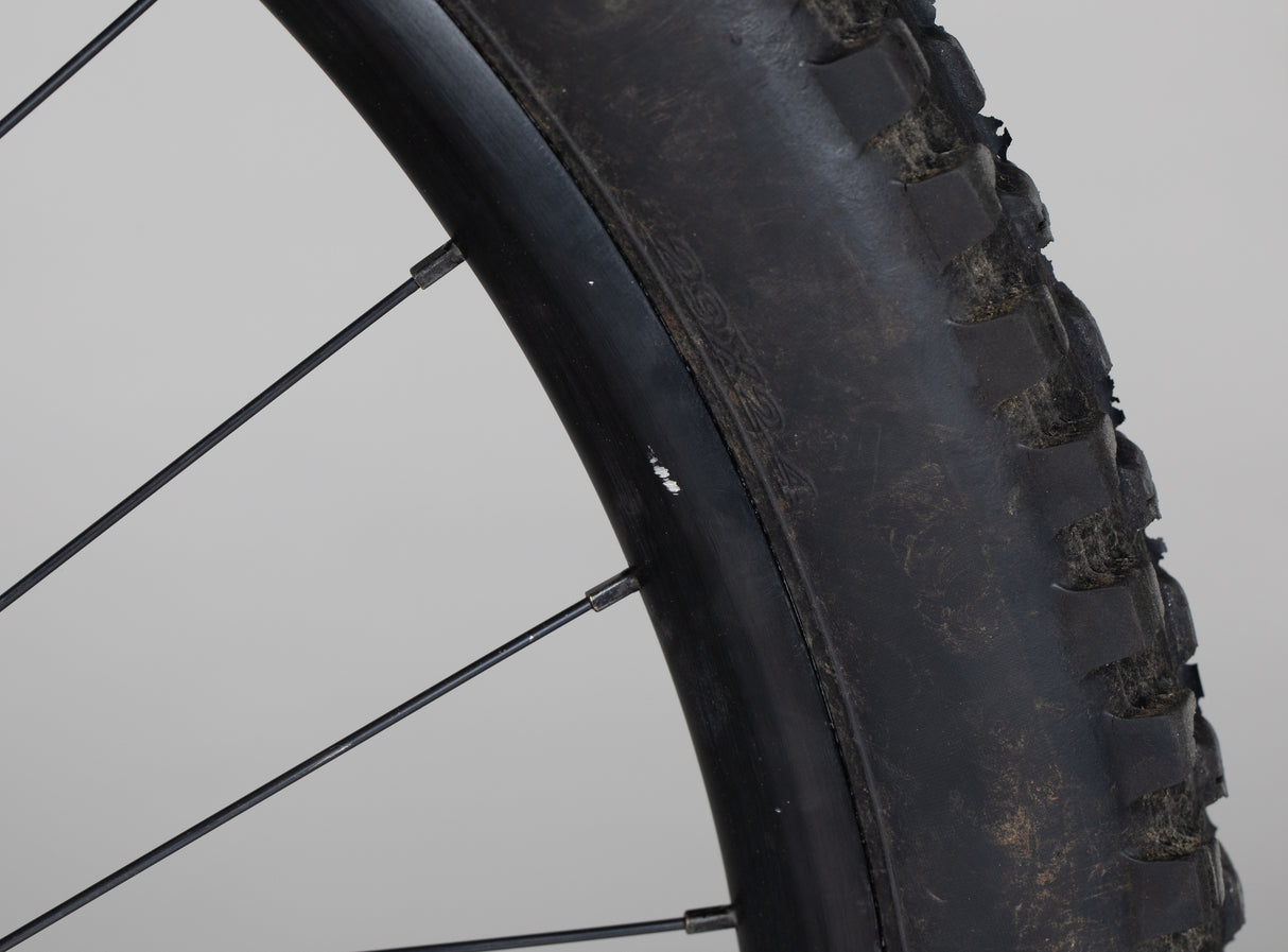 Trek Fuel Exe 9.5 - käytetty sähköpyörä 177-188 cm ajajalle