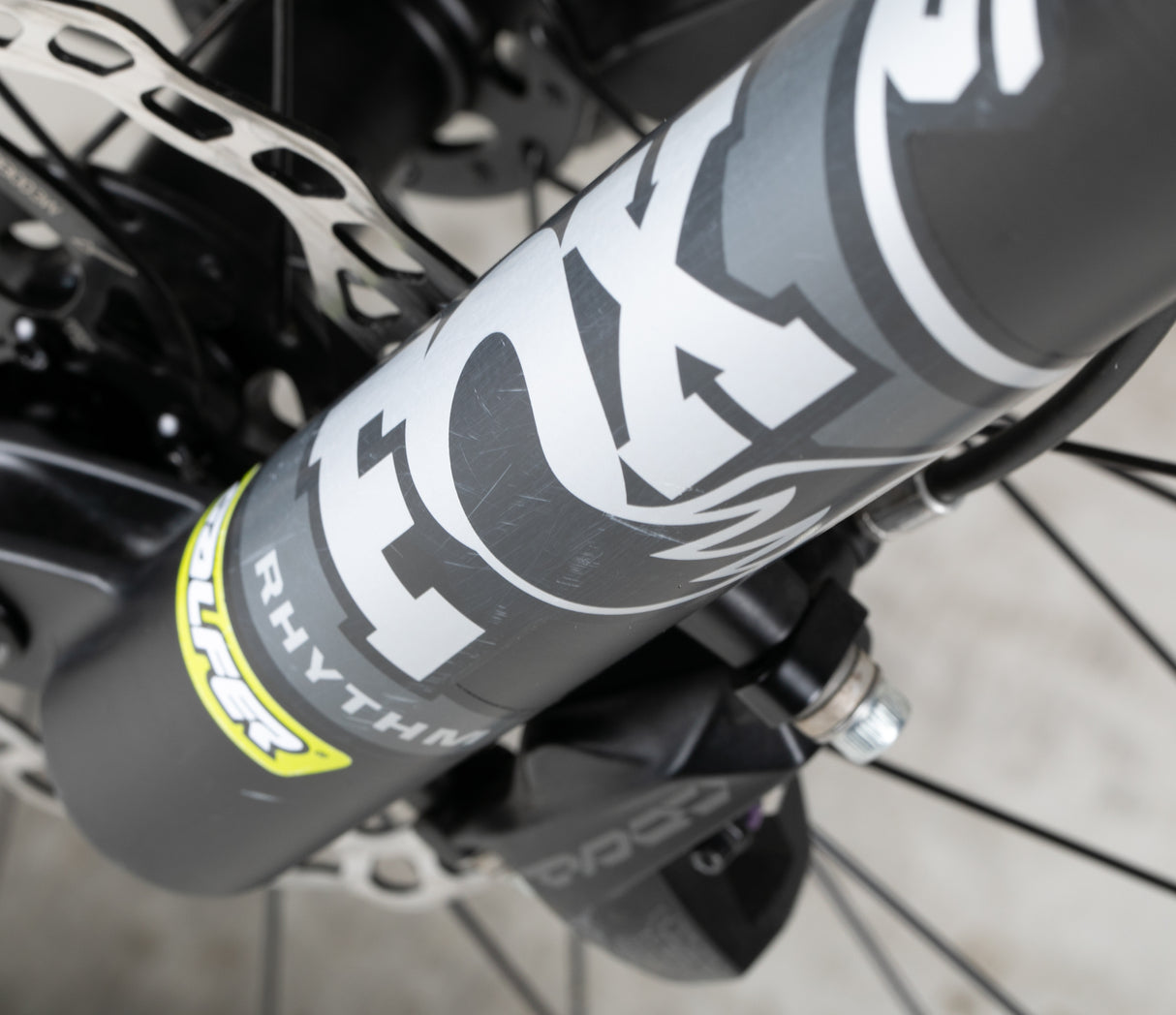 Specialized Turbo Levo Comp Carbon - käytetty sähköpyörä 165-180 cm ajajalle