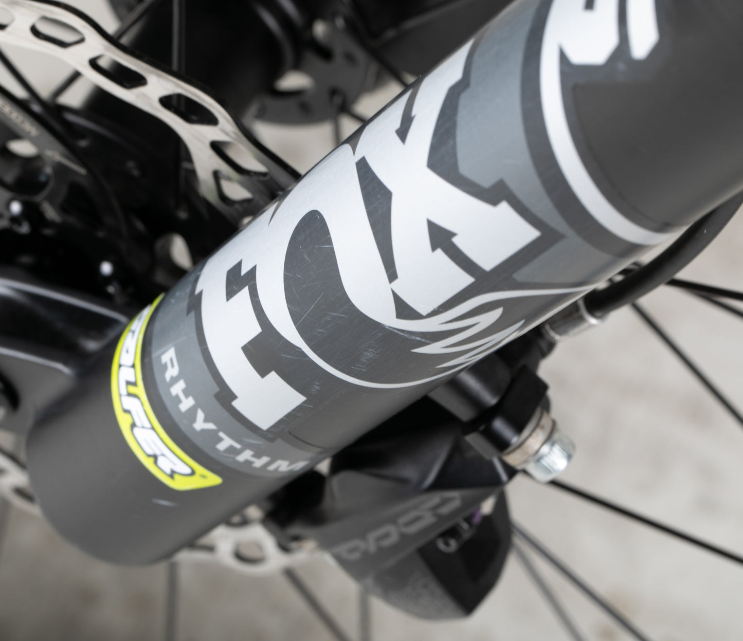 Specialized Turbo Levo Comp Carbon - käytetty sähköpyörä 165-180 cm ajajalle