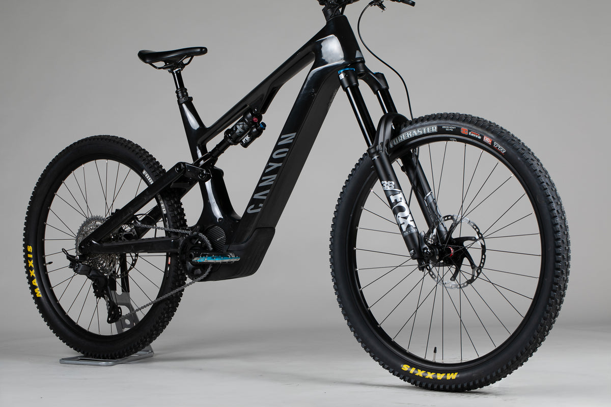 Canyon Spectral:On Cf 8 - käytetty sähköpyörä 190-203 cm ajajalle