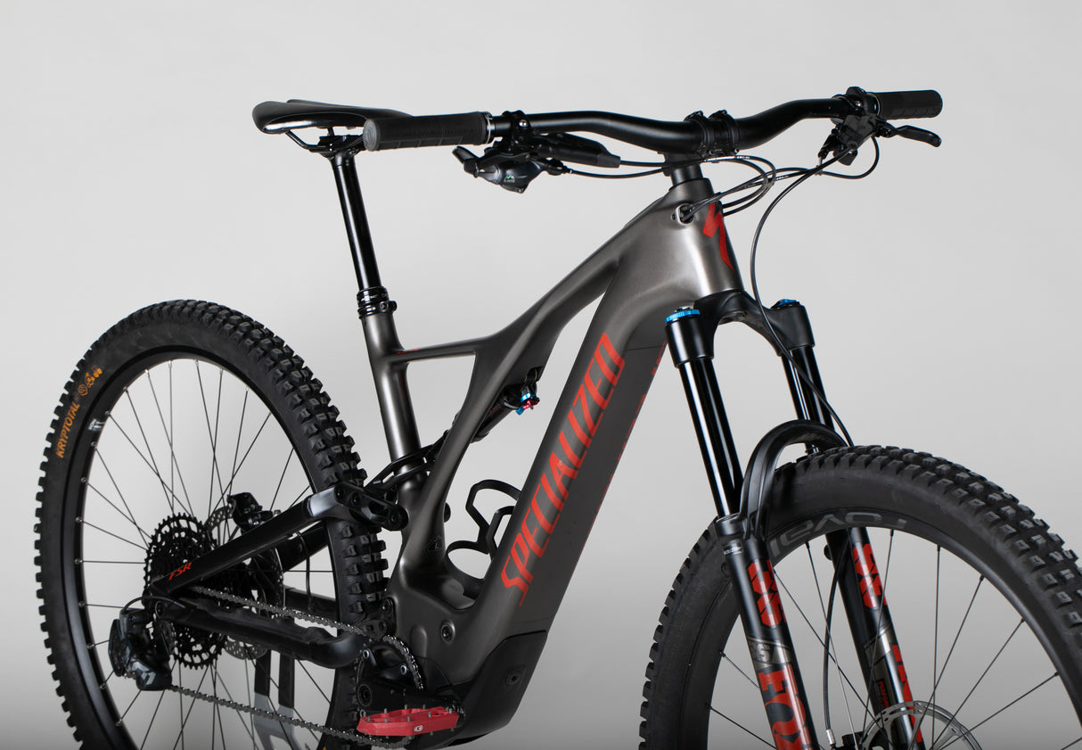 Specialized Turbo Levo Expert Carbon - käytetty sähköpyörä 178–189 cm ajajalle